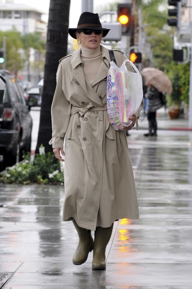 荷里活女星莎朗史東（Sharon Stone）也喜歡以乾濕褸配襯雨靴。