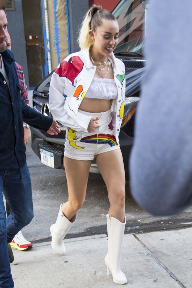 Miley Cyrus 就以一雙牛仔靴設計的白色高跟雨靴配襯色彩繽紛的造型。