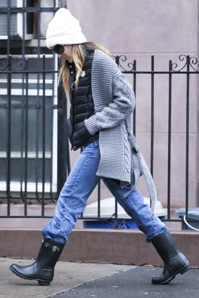 Sarah Jessica Parker 利用雨靴配襯保暖衣物。