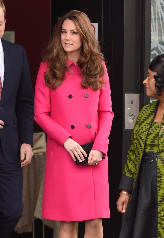 不論因為皇室的規定，還是凱特的個人喜好，在大多的場合之中我們都只見凱特穿著不同的套裝。