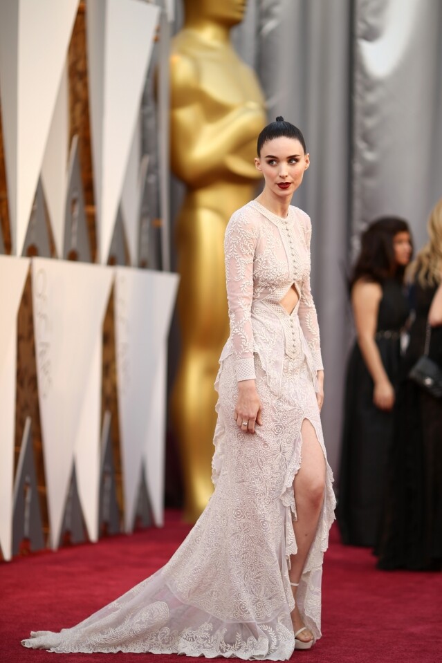 Rooney Mara 的造型總是驚喜藏在細節之中!裙子層次上的變化,或是不同的小細節都讓人讚嘆不已。在 2016 年的奧斯卡金像獎頒獎禮中,Rooney 一襲象牙白長裙,不至層次豐富,裙子的前後都有亮點!前面腰間的小鏤空和背後的露背設計,都令到整個造型充滿女人味。 Rooney Mara 的造型總是驚喜藏在細節之中!裙子層次上的變化,或是不同的小細節都讓人讚嘆不已。在 2016 年的奧斯卡金像獎頒獎禮中,Rooney 一襲象牙白長裙,不至層次豐富,裙子的前後都有亮點!前面腰間的小鏤空和背後的露背設計,都令到整個造型充滿女人味。