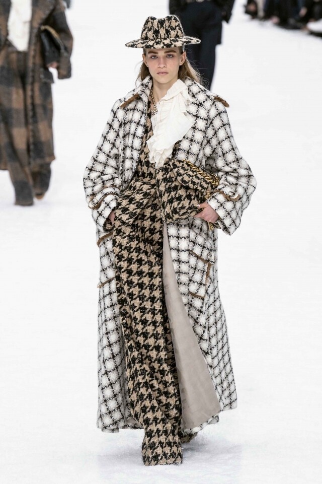 Chanel 19 手袋首次登場於品牌 2019 年的秋冬時裝秀