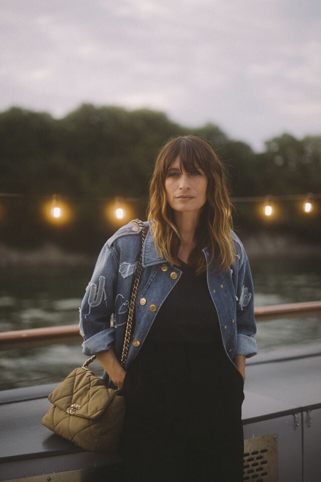 Caroline de Maigret 以休閒的牛仔外套配襯 Chanel 19 手袋,展現了法國女人的 effortless chic。 Caroline de Maigret 以休閒的牛仔外套配襯 Chanel 19 手袋,展現了法國女人的 effortless chic。