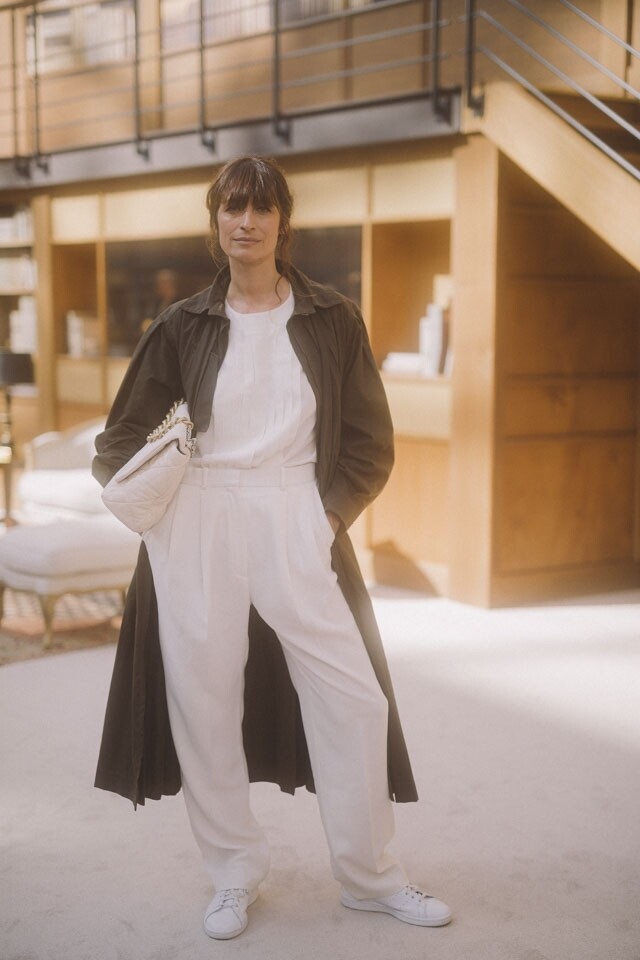 法國模特兒 Caroline de Maigret 已經率先使用 Chanel 19 手袋。