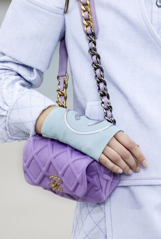 Chanel 19 手袋 亦於 2020 早春系列中換上甜美可人的 Pastel 色系。