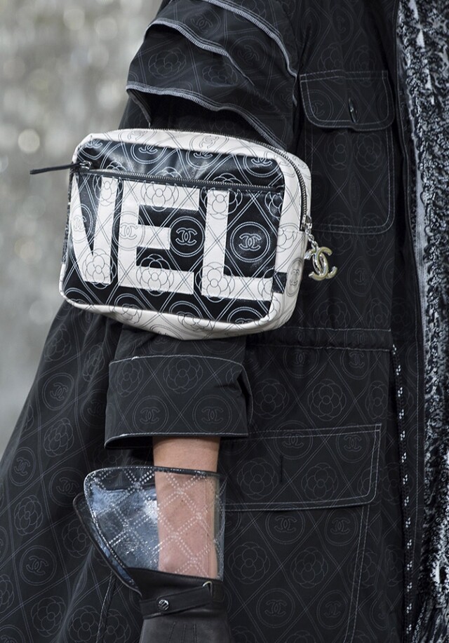 2018 春夏季時，Chanel 將 Camera Bag 相機袋加以改良