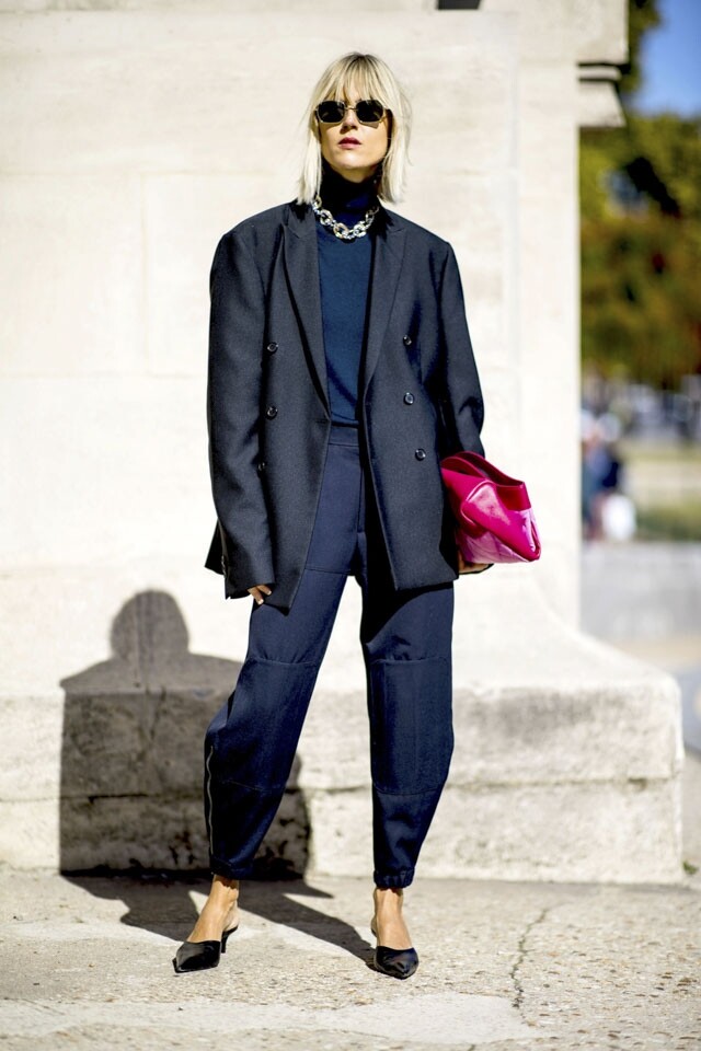 「Chanel 31｣ 系列手袋可對褶成為巨型 clutch bag，襯上 pants suit 打扮，型格而具剛強感。