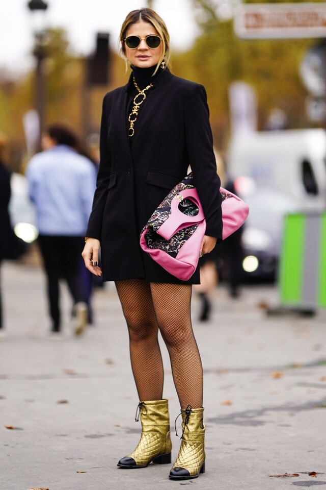 搶眼色調的「The Chanel 31｣ 系列手袋，點亮了全黑色造型。