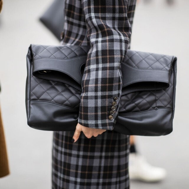 「The Chanel 31｣ 系列手袋對褶即可變成 clutch bag。