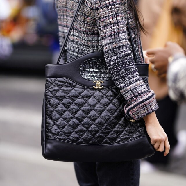 「The Chanel 31」 系列手袋附上肩帶，可側揹之用。