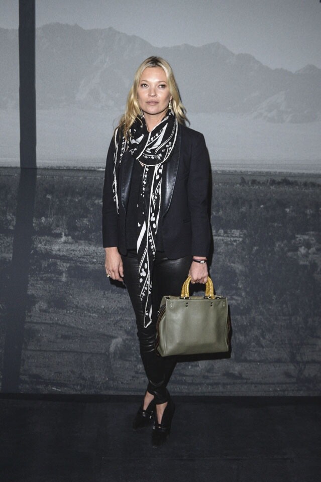 Kate Moss 穿上全黑皮褲、西裝外套,簡單披條黑白圖案絲巾作點綴,再配搭上一個 Coach 墨綠色方形手袋。 Kate Moss 穿上全黑皮褲、西裝外套,簡單披條黑白圖案絲巾作點綴,再配搭上一個 Coach 墨綠色方形手袋。
