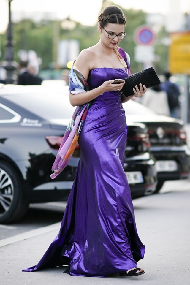 紫色色丁設計的晚裝設計老套。