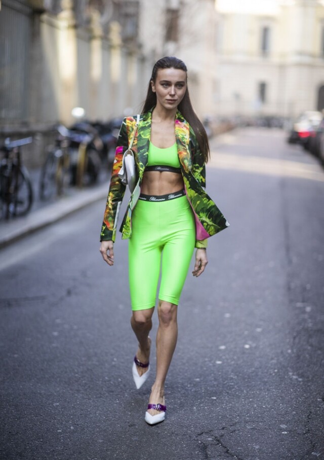 俄羅斯模特兒 Mary Leest 穿上瑩光綠色單車褲出事了