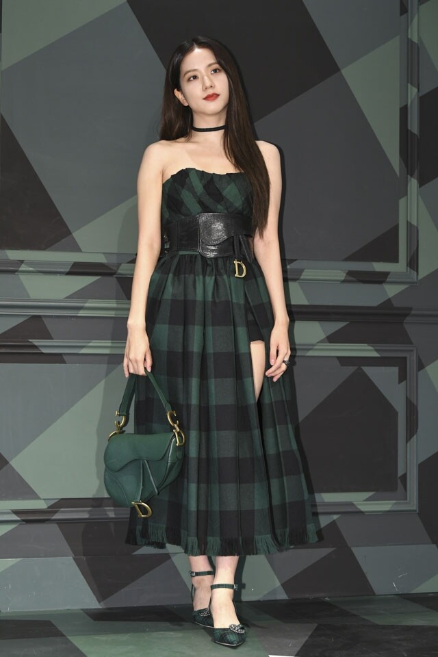 韓國女子天團 Blackpink 的時尚品味，成員 Jisoo 金智秀都愛用 Dior Saddle 馬鞍袋。