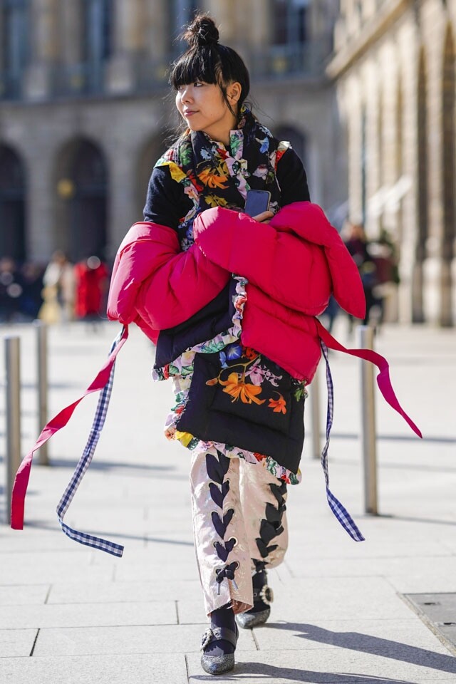 時尚博客 Susie Bubble 以「跌膊」方式穿著羽絨外套