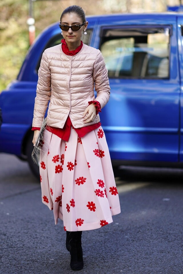 The Sartorialist 時尚總監 Jenny Walton 以薄身羽絨外套和傘裙，盡現淑女風格