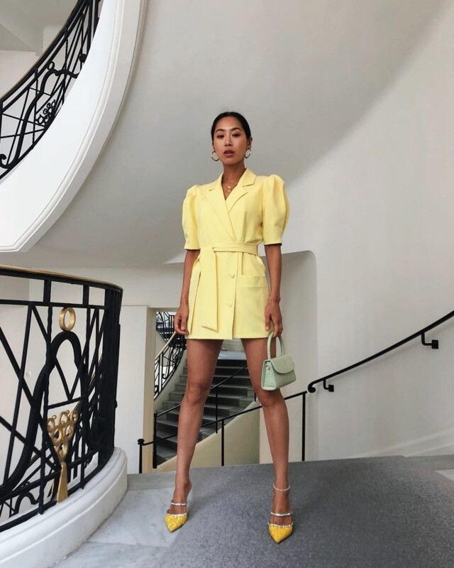 Aimee Song身上的淺黃西裝裙設計非常細緻。泡泡袖中和了西裝的中性感覺,腰間的蝴蝶結有助修腰之餘,也能作為點綴 Aimee Song身上的淺黃西裝裙設計非常細緻。泡泡袖中和了西裝的中性感覺,腰間的蝴蝶結有助修腰之餘,也能作為點綴