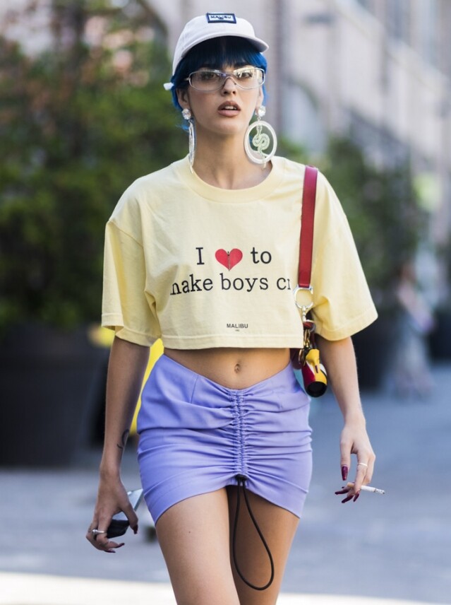 T-shirt 加短褲看似隨意的打扮,一雙設計特別的耳環已可為造型加分不少。 T-shirt 加短褲看似隨意的打扮,一雙設計特別的耳環已可為造型加分不少。