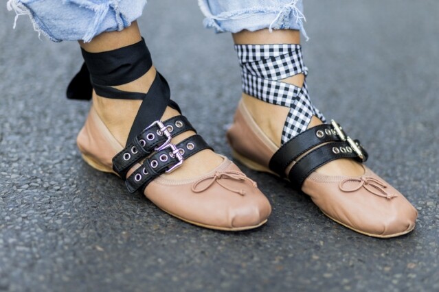 「鴛鴦鞋」不一定要不同色，不同 pattern 也可以！Miu Miu 大熱的這對綁帶芭蕾舞鞋，也推出過「鴛鴦鞋帶」的款式，一隻是黑色綁帶另一隻就是格紋綁帶，給溫柔的芭蕾鞋注入了反叛的力量。