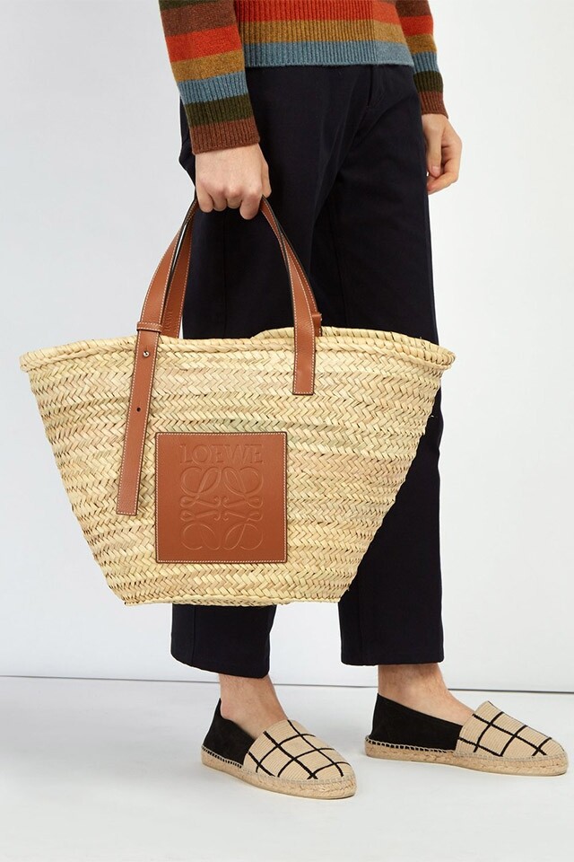 Loewe 草織手袋容量特大，適合出遊使用