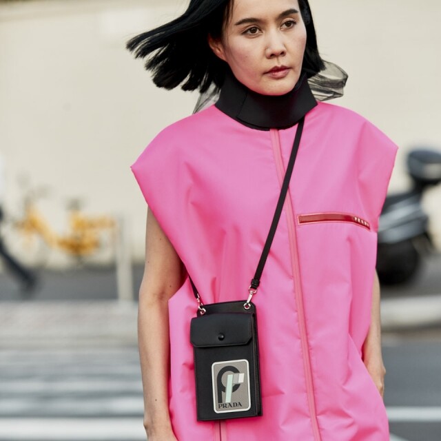 銀包外露的熱潮多得 Prada 於 2018 系列中大肆宣傳,不少造型都以長形銀包作點綴。 銀包外露的熱潮多得 Prada 於 2018 系列中大肆宣傳,不少造型都以長形銀包作點綴。