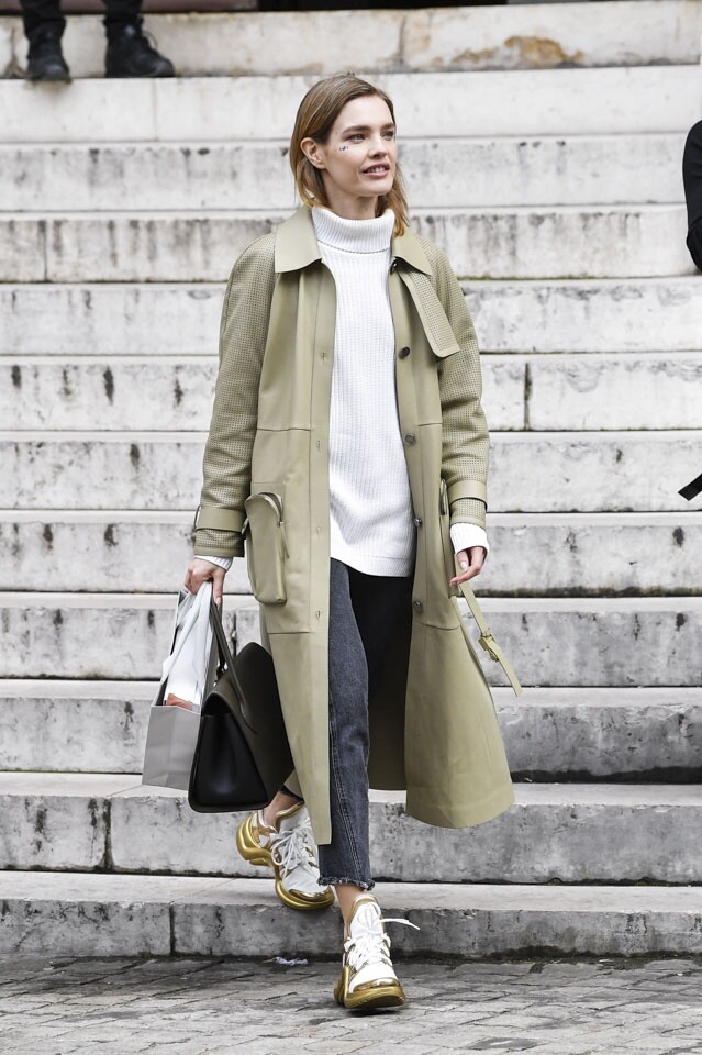 Natalia Vodianova 同樣穿起輕便簡單的衣服，卻運用腳踏的 Louis Vuitton Archlight 波鞋作亮點。