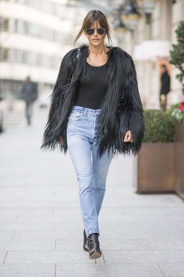 冬天要顯瘦又不會出錯，穿黑色就是不二之選。超模 Alessandra Ambrosio 在 off-duty 時也很喜