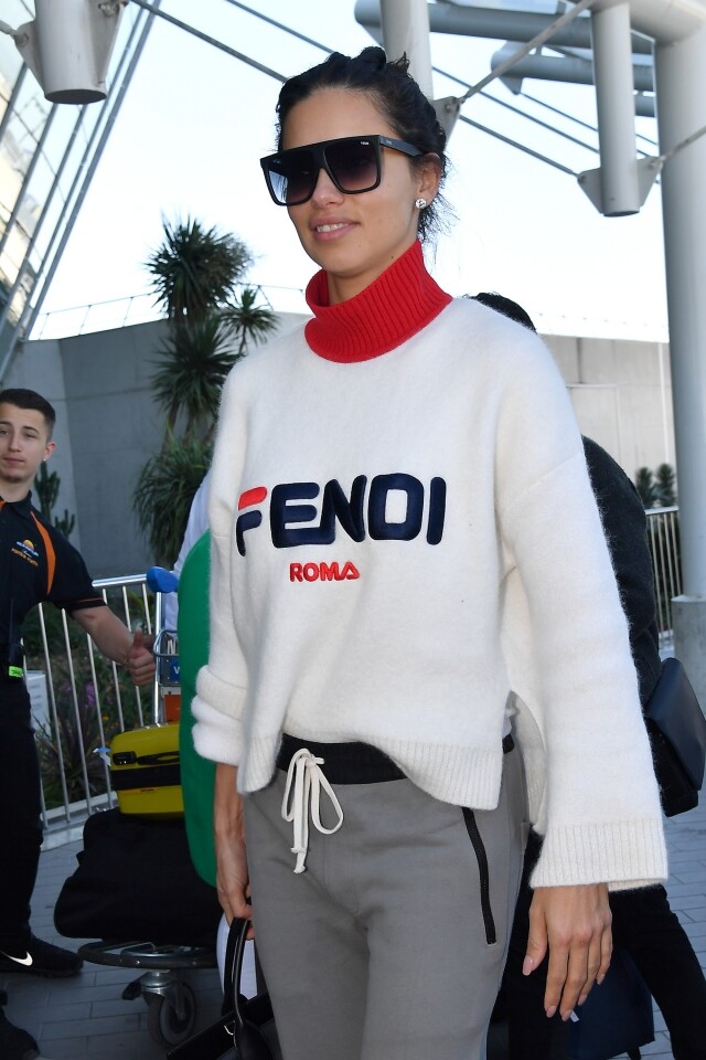 Adriana Lima 是 Fendi Mania 的忠實粉絲，多次以 Fendi Mania 系列作為 off duty 造型。