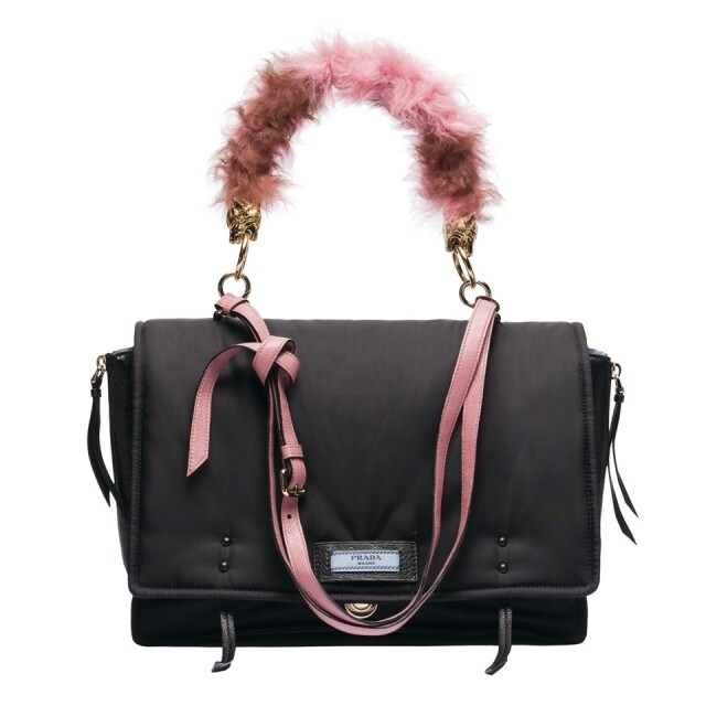 Prada Etiquette Bag 亦有推出更具特色的設計，如綴上毛毛的 handle。