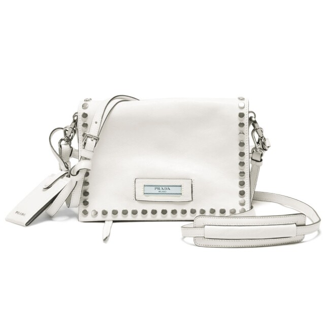 Gigi Hadid 選了以白色的 Prada Etiquette Bag 配襯 off duty 造型。