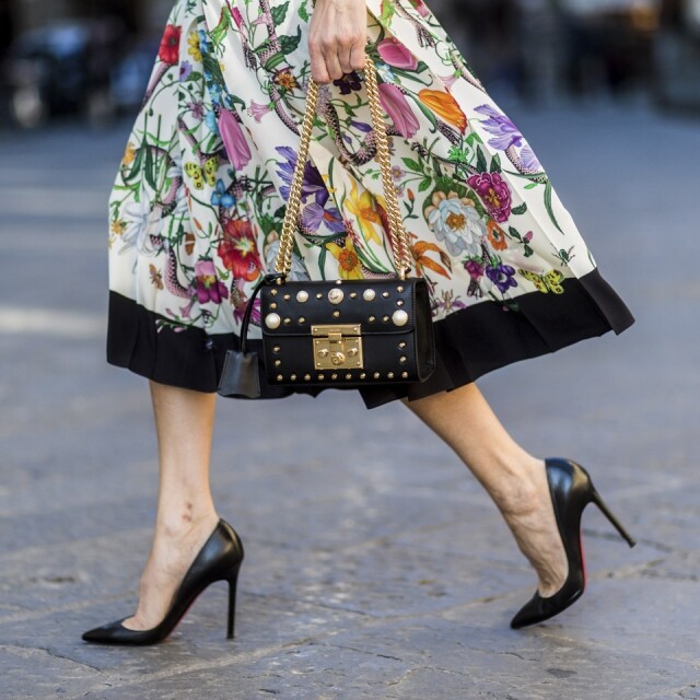 以 Christian Louboutin So Kate 系列襯上 flare skirt，優雅而高貴。