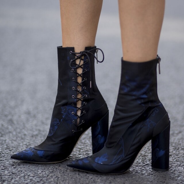 Ankle Boots 長度至腳眼的短靴款式，近年都是大熱之選，一眾紅模潮人如 Gigi Hadid、Kendall Jenner 等都愛以 ankle boots 配襯造型，而 ankle boots 型格而具女人味，正正是可以為街頭造型增添時尚感。