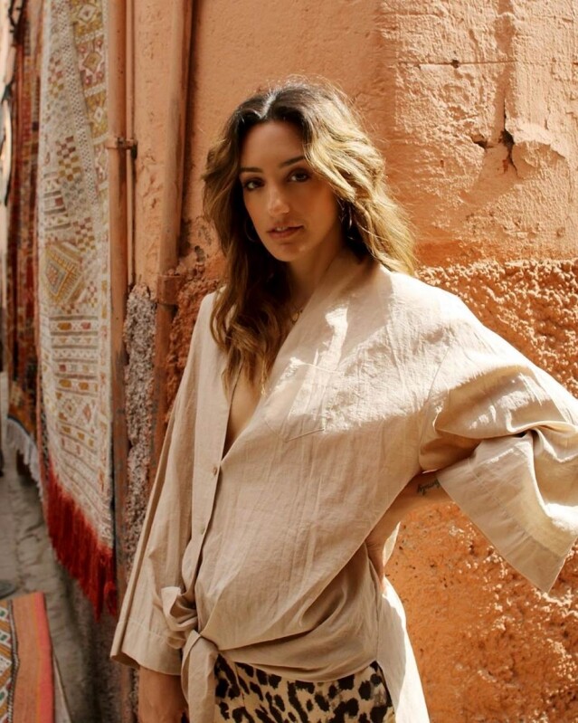 另一位影響著 French-girl 風格的網紅是 Kenza Sadoun el Glaoui,改變大眾對於法式造型的印象。 另一位影響著 French-girl 風格的網紅是 Kenza Sadoun el Glaoui,改變大眾對於法式造型的印象。