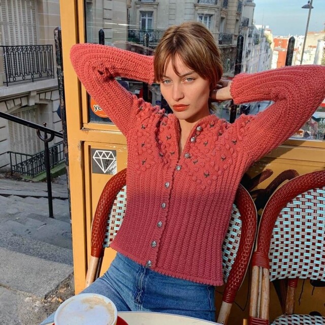 Lena Simonne 亦喜歡以牛仔長褲作一些簡單的配搭,配上不同風格的短版上衣,或者一件針織襯衫,簡約又為風格增添變化。 Lena Simonne 亦喜歡以牛仔長褲作一些簡單的配搭,配上不同風格的短版上衣,或者一件針織襯衫,簡約又為風格增添變化。