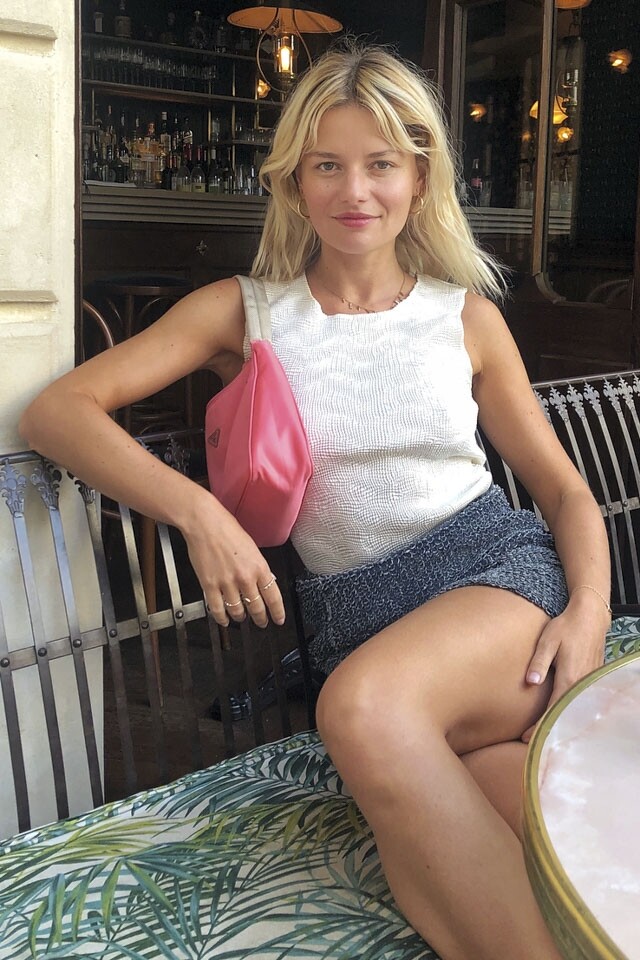 最近巴黎街上多了不少搶眼的手袋，Prada 的螢光粉紅 hobo bag 便是其一。