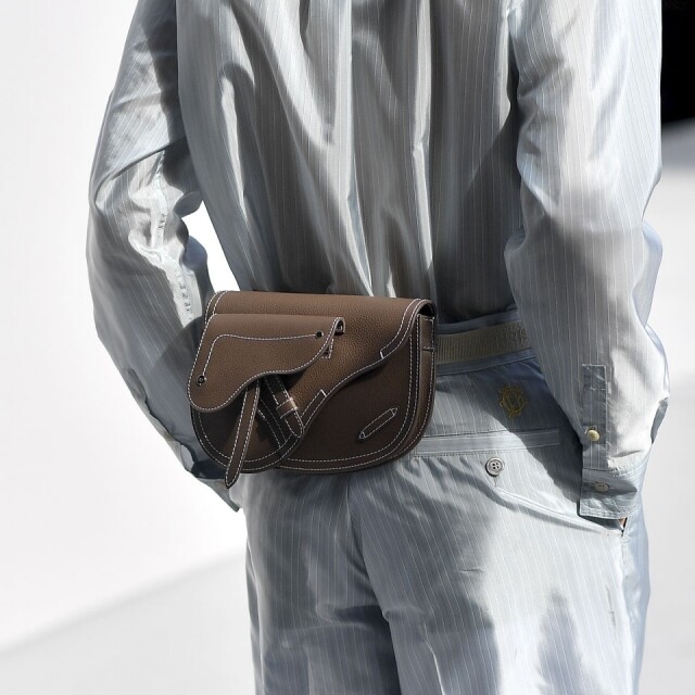 Dior 男裝設計總監 Kim Jones 亦有參考經典，為手袋注入剛陽元素，推出男裝的 Saddle Bag。