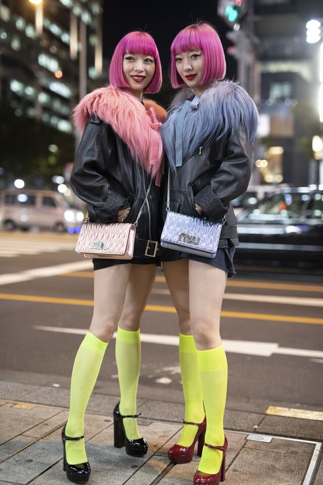日本姊妹花歌手 Amiaya 示範高跟鞋配長襪的撞色穿搭。