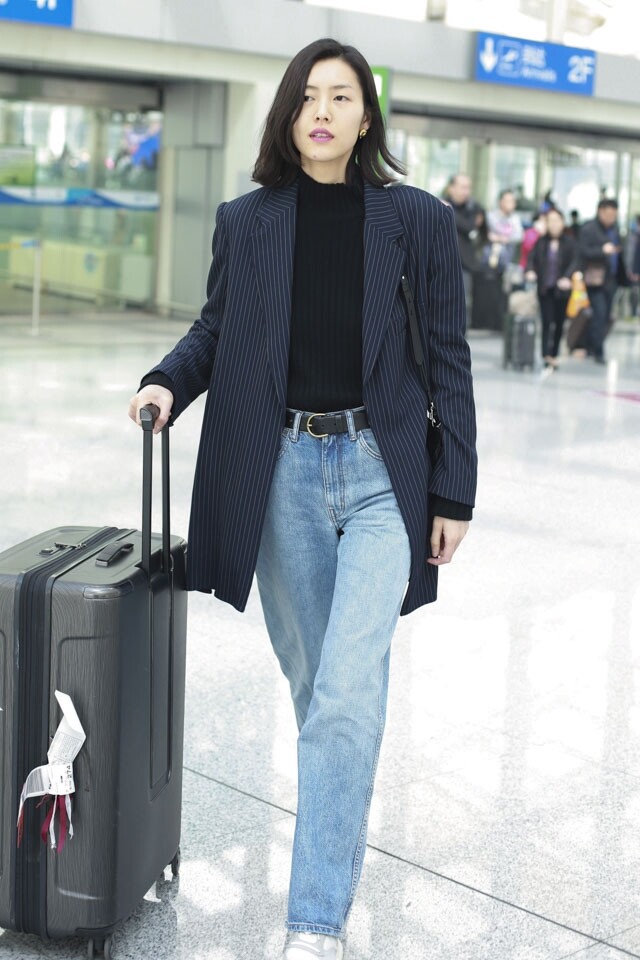 劉雯以高腰牛仔褲配搭出機場時尚