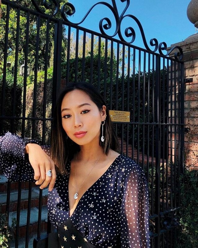 Aimee 亦有一個專門分享時尚打扮的 IG 帳號 (@songofstyle),分享著她不同打扮。Aimee 的時尚博客亦為她帶來源源不斷的品牌合作,一則分享都能為她帶來接近 3 萬 8 千港元的收入。當然 Aimee 為品牌帶來的效應就更大了,一股 Aimee Song 效應令品牌的收益,只要她分享過的單品都會瞬即售罄,絕對是一眾品牌的寵兒。 Aimee 亦有一個專門分享時尚打扮的 IG 帳號 (@songofstyle),分享著她不同打扮。Aimee 的時尚博客亦為她帶來源源不斷的品牌合作,一則分享都能為她帶來接近 3 萬 8 千港元的收入。當然 Aimee 為品牌帶來的效應就更大了,一股 Aimee Song 效應令品牌的收益,只要她分享過的單品都會瞬即售罄,絕對是一眾品牌的寵兒。