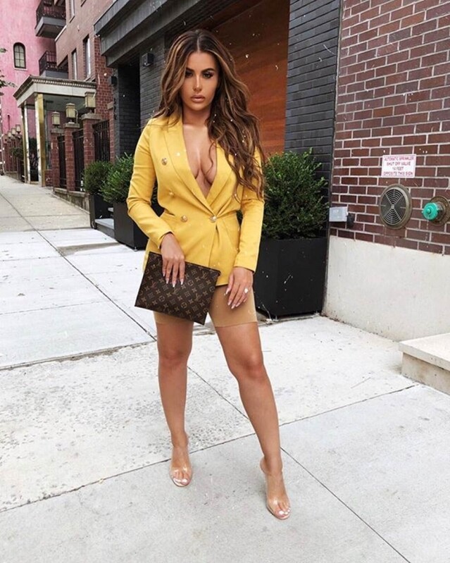 極似 Kim Kardashian 的外貌和身材為 Amra Olević 帶來至今超過 590 萬的追蹤,而且每個與品牌合作的帖子都帶來約 4 萬 8 千元的收入。 極似 Kim Kardashian 的外貌和身材為 Amra Olević 帶來至今超過 590 萬的追蹤,而且每個與品牌合作的帖子都帶來約 4 萬 8 千元的收入。