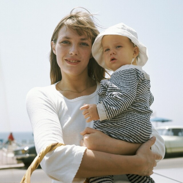 崇尚 Minimalism 的 Jane Birkin 不但自己非常喜愛以 Breton Stripe 配搭牛仔褲，她也愛為當時還是嬰兒的女兒 Charlotte Gainsbourg 穿上橫條紋服裝，非常可愛。