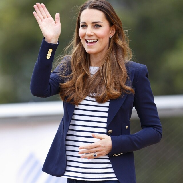 Breton Stripe 連王室貴族也愛戴，Kate Middleton 就是忠實 fans。她以藍白橫條紋 T-shirt 配搭配深藍色 blazer，大方得體又不失休閒的感覺。