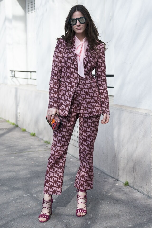Pussy bow 的回潮,有賴 Gucci 的 Alessandro Michele 做推手。小小的蝴蝶結,巧妙地取化領呔,利用 feminine 的緞取代剛烈的 neck tie 元素。 Pussy bow 的回潮,有賴 Gucci 的 Alessandro Michele 做推手。小小的蝴蝶結,巧妙地取化領呔,利用 feminine 的緞取代剛烈的 neck tie 元素。