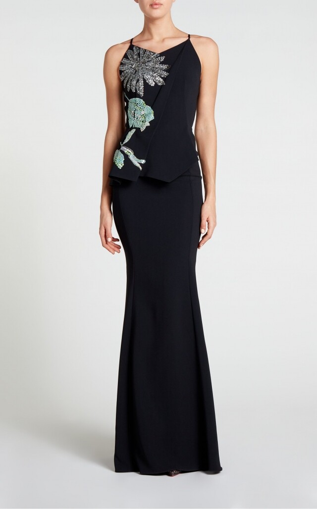 黑色貼身花卉刺繡晚裝裙 £2,495/ 約 $25645.14 Roland Mouret