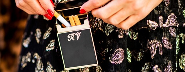 10 個煙盒小手袋優雅穿搭提案！就算姐不抽煙 2018 聖誕節跑趴都要用