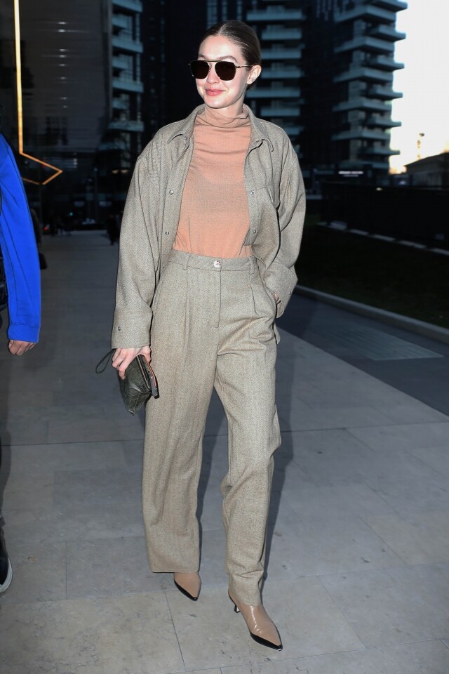 Gigi Hadid 穿上 Cos 大地色打底衫跟麻質服飾配襯，時尚而型格。