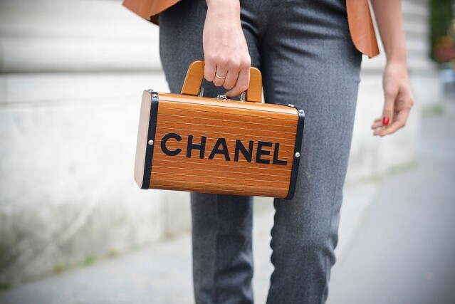 復古商品至少都有 10 年以上的歷史才被稱為 vintage，以 Chanel 這個近百年歷史的品牌為例，它們著名的手袋款式已經是 70 多年前的設計，到現在依然是人生中必須擁有的手袋之一。