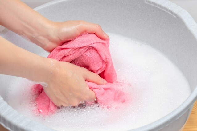 清洗茄士咩的方法最好是用手洗。首先可將茄士咩的服飾，以專用的梳子在表面梳，把幼細的毛與外出沾上的塵埃都梳走。