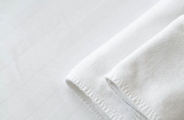 取出後可把衣服放在一條大毛巾上，將毛巾對摺以按壓形式吸乾衣服的水份，並以平放式的衣架晾乾。