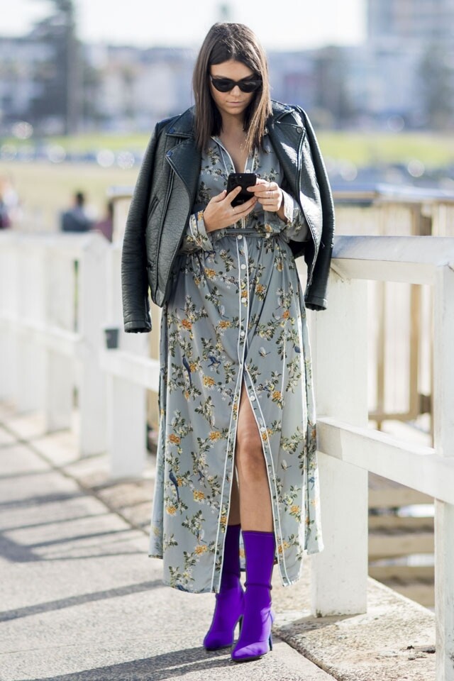 Shirt Dress 可說是開衩裙的延續感,要增添夏日氣息,大可以選擇碎花圖案款,要更顯腳長,貼身的短靴款不能沒有。 Shirt Dress 可說是開衩裙的延續感,要增添夏日氣息,大可以選擇碎花圖案款,要更顯腳長,貼身的短靴款不能沒有。